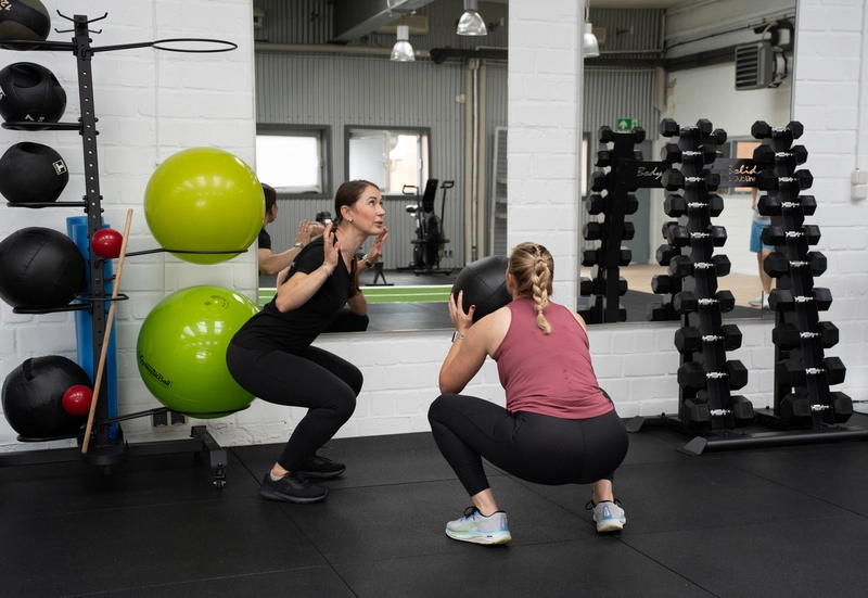 Personal Trainer Iza Struck im Training mit einem Medizinball