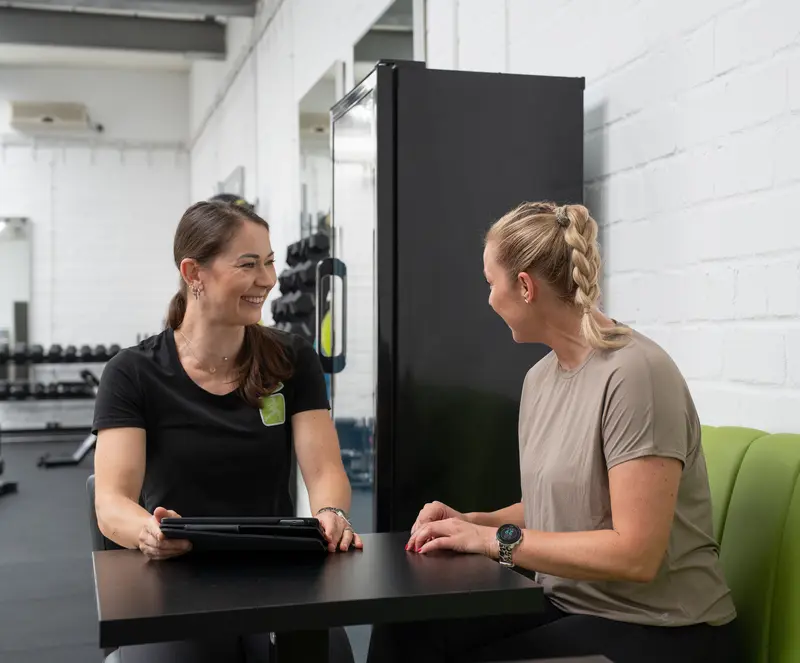 Iza Struck sitz am Tisch und ist im Gespräch mit einer Klienten