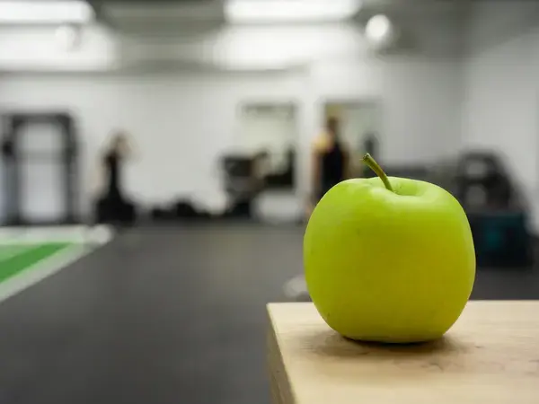 Ein Apfel auf einem Tisch in der Trainingshalle des Big Apple Fitness Clubs