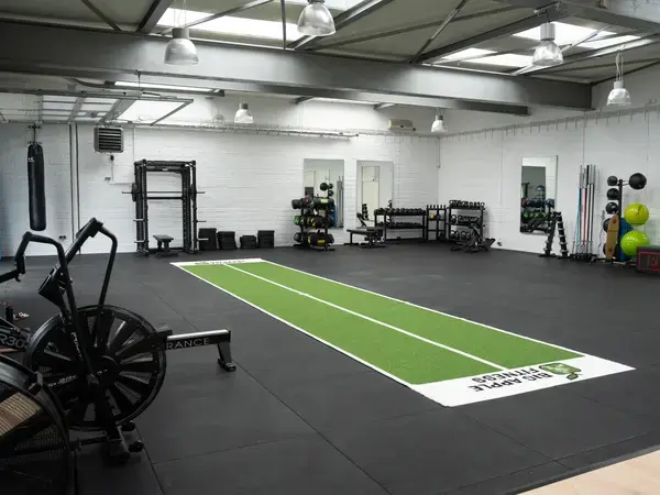 Übersichtsaufnahme der Trainingshalle des Big Apple Fitness Clubs