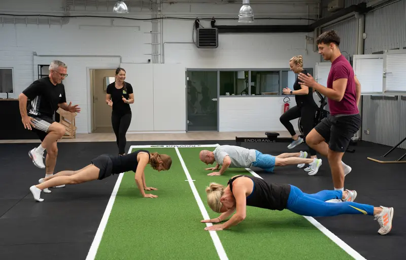 Fitnesskurse Iza Struck leitet eine Gruppe Trainierender an
