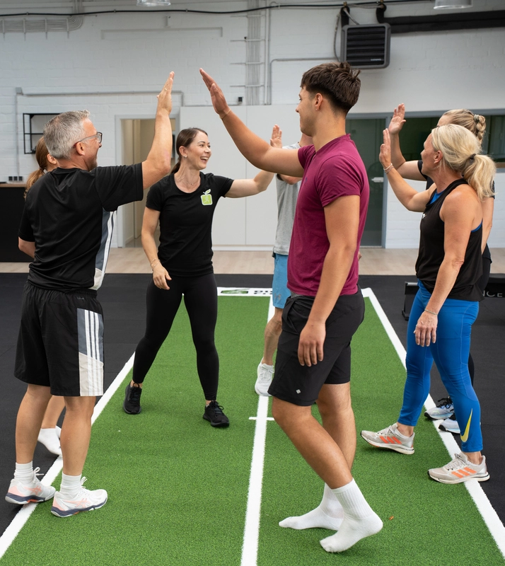Personal Trainer Iza Struck klatscht sich mit den Teilnehmern eines Kurses ab